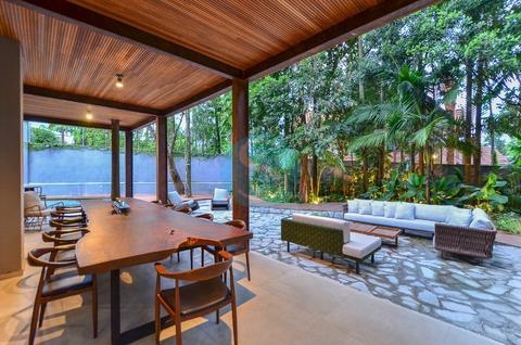 Casa Cinematográfica com 4 Suítes e Área Gourmet – Rua Privilegiada