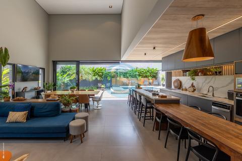 Casa à Venda no Parque dos Alecrins com 4 Suítes, Piscina Aquecida e Área Gourmet