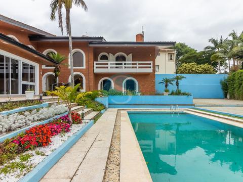 Casa de Luxo no Morumbi com 720m², Piscina Estilo Praia e Área de Resort