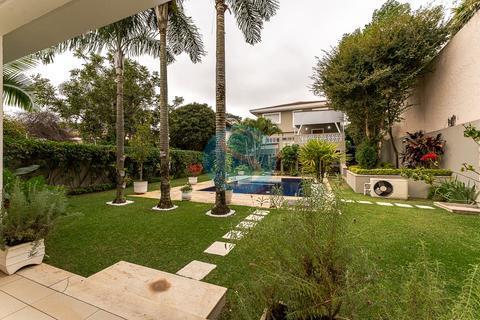 Casa de Alto Padrão em Rua Fechada no Morumbi com 4 Suítes, Piscina e 6 Vagas