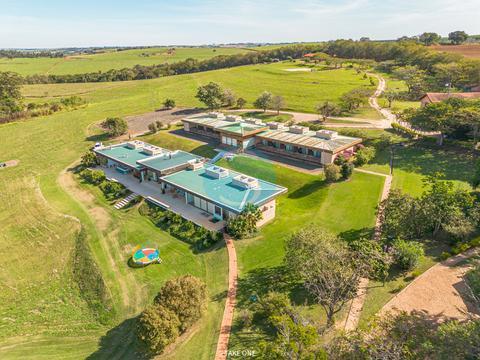 Propriedade Exclusiva de 200.000 m² com Heliponto e Projeto Arthur Casas